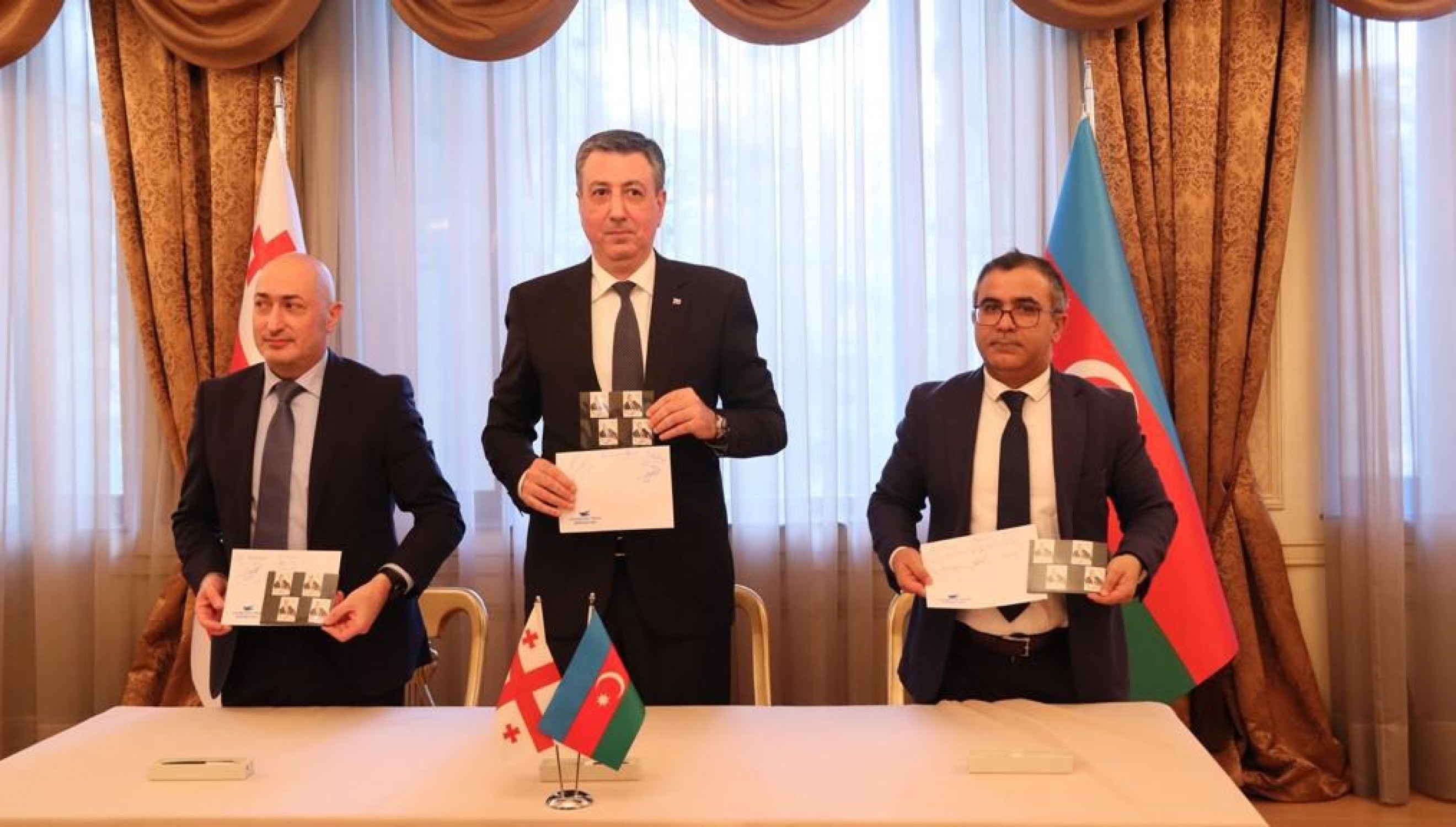 В Грузии напечатана специальная почтовая марка по случаю 100-летия ...